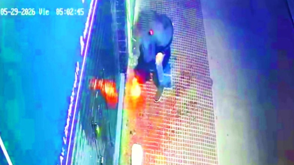 El momento en que el delincuentes inicia el fuego en el local de Ciudad Jardín El Libertador, en San Martín.