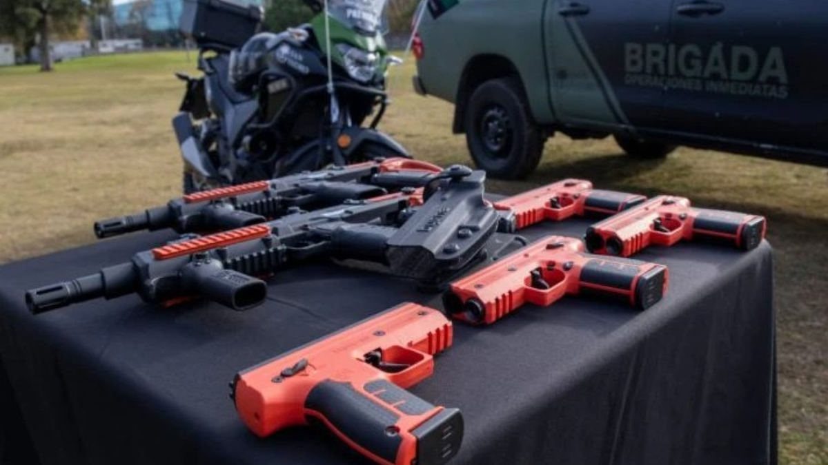 La Policía Municipal de San Isidro empezó a utilizar pistolas y escopetas Byrna para el patrullajes de las calles en los barrios.