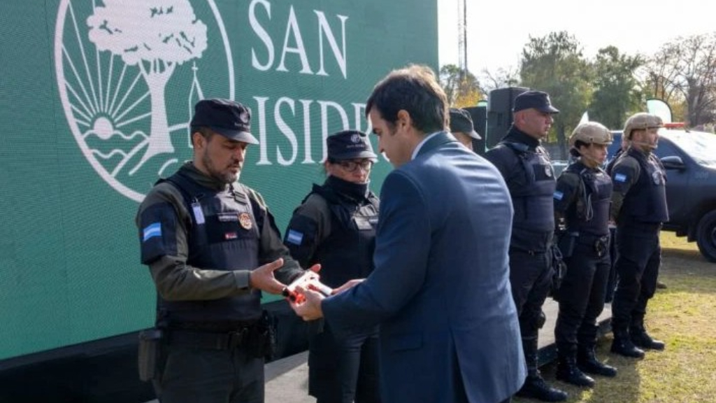 La Policía Municipal de San Isidro empezó a utilizar pistolas y escopetas Byrna para el patrullajes de las calles en los barrios.
