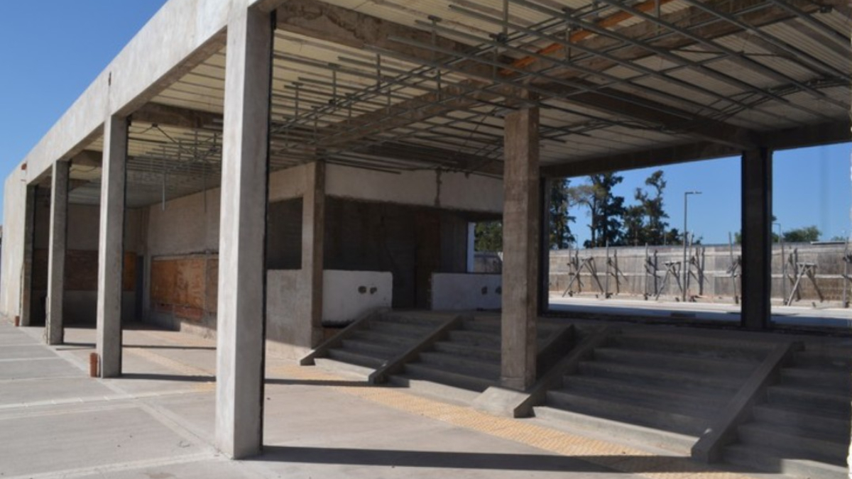 Las obras en la estación José C. Paz del tren San Martín están paralizadas desde que asumió Javier Milei, que ahora de cara a las elecciones del año que viene retoma lentamente la obra pública en los trenes del AMBA.