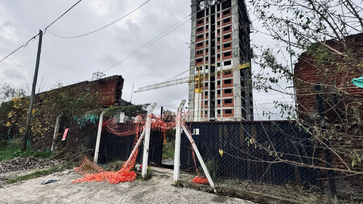 El ,edificio abandonado Floreal del Sol, sobre la Avenida San Martín, en pleno centro de Escobar, ya tiene el OK de la Justicia de primera instancia para ser demolido.