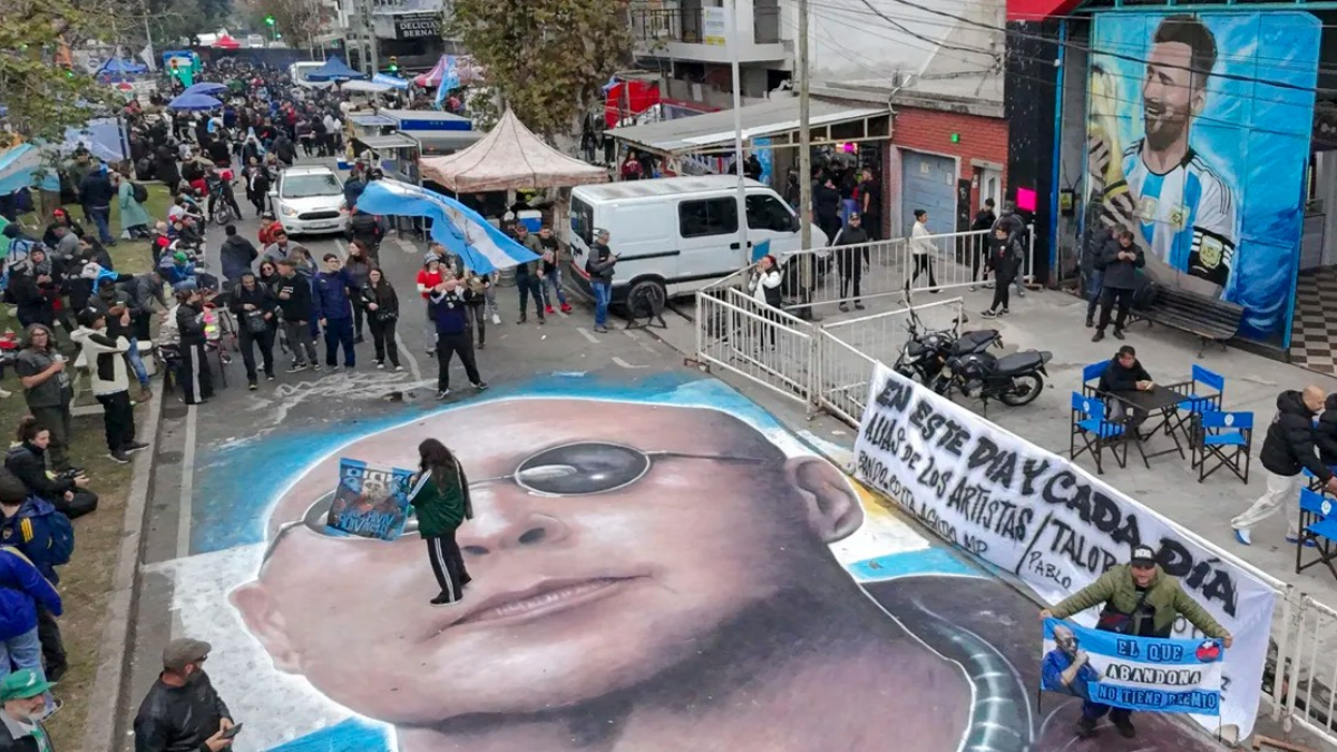 El funeral público del Indio Solari movilizó a un millon de personas y luego aparecieron imágenes inéditas del músico en su rol de padre en un colegio de Ituzaingó.