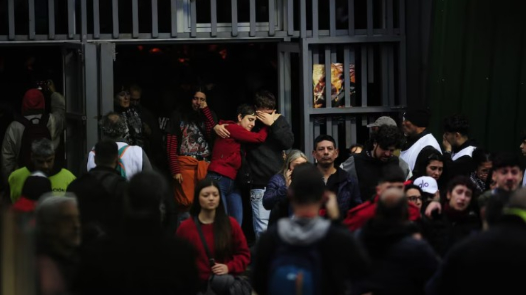 Miles de fanáticos fueron al despedir al Indio Solari al Polideportivo de Villa Domínico.