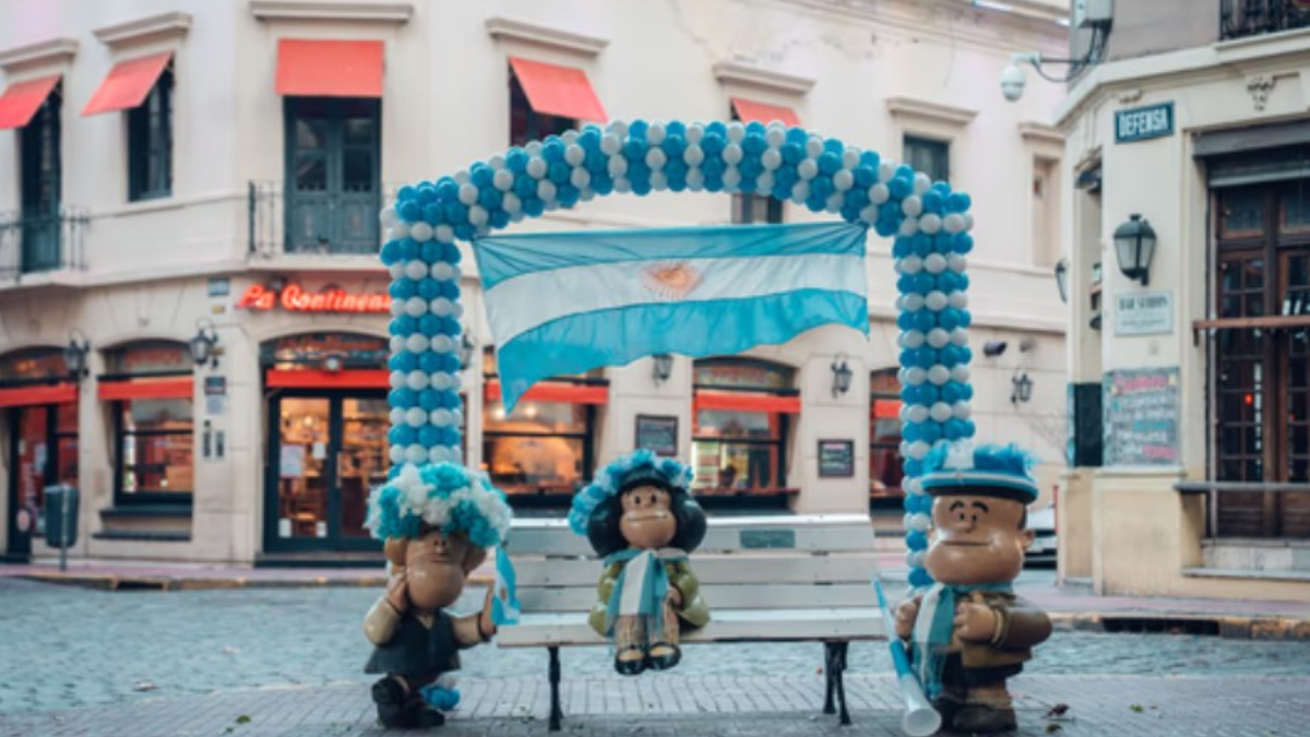Estatuas icónicas de la Ciudad de Buenos Aires (CABA) se visten con los colores argentinos para apoyar a la Selección Argentina en el Mundial 2026. En la imagen, Mafalda, Manolito y Susanita, en San Telmo.
