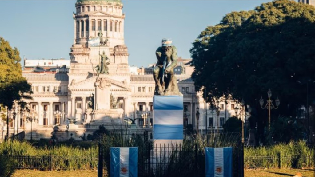 Estatuas icónicas de la Ciudad de Buenos Aires se visten con los colores argentinos para apoyar a la Selección Argentina en el Mundial 2026. En la imagen, Mafalda, Manolito y Susanita, en San Telmo.
