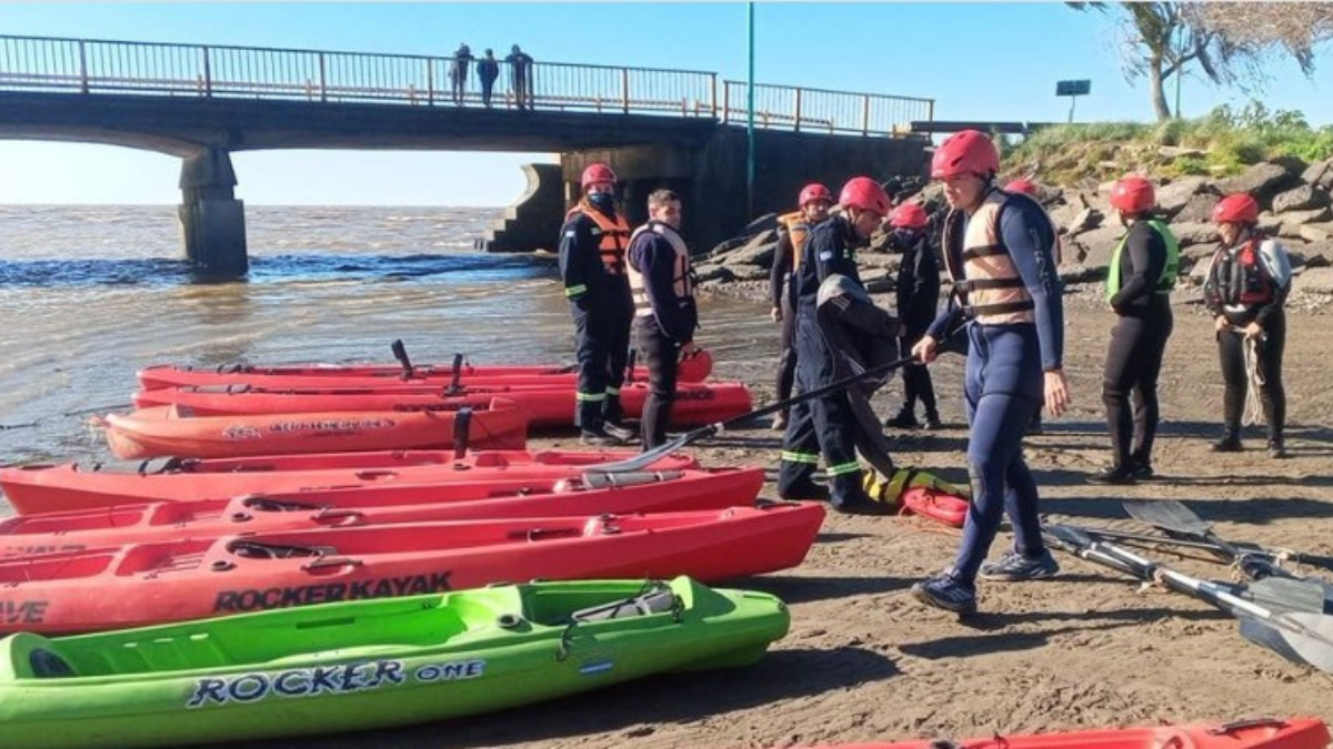 Con kayacs en las orillas, embarcaciones aguas adentro y aviones en los cielos siguen buscando a los pescadores desaparecidos en Hudson el domingo de la semana pasada.