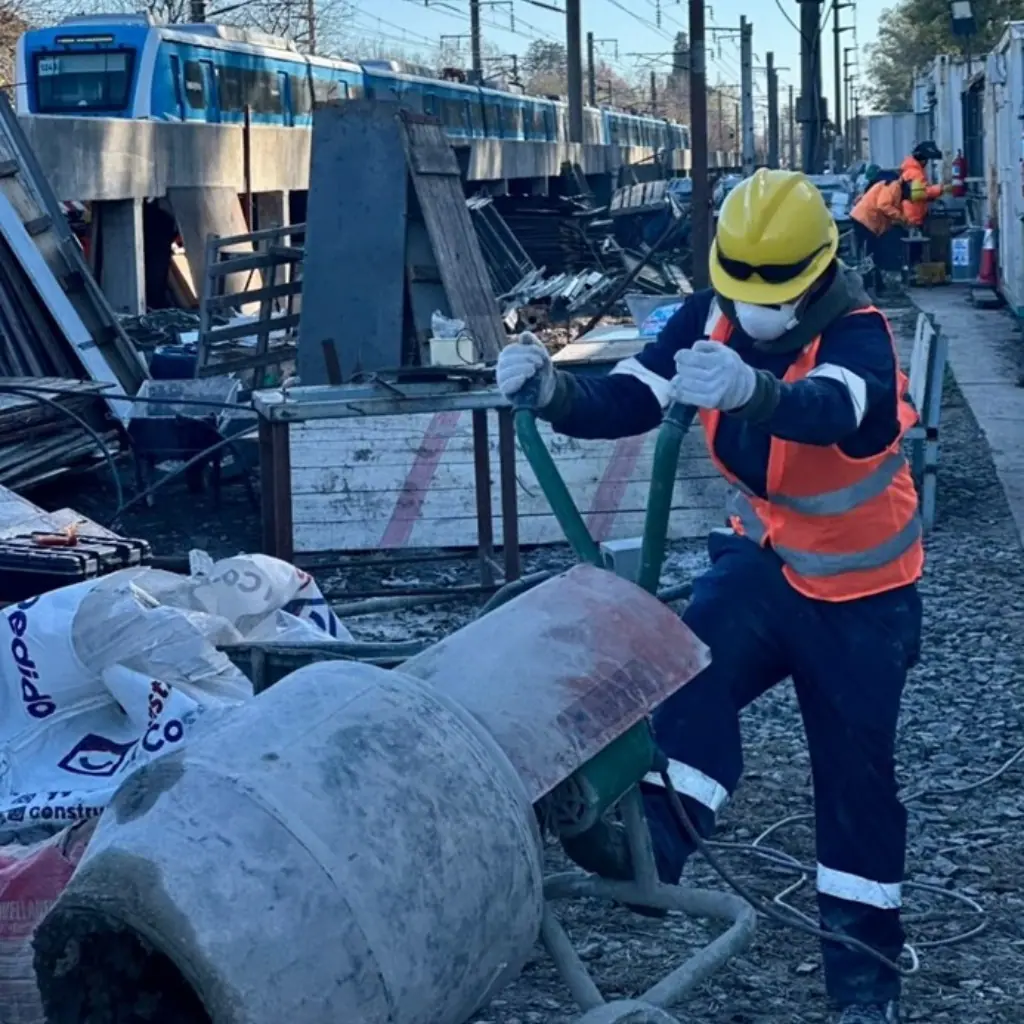Los trabajos en la Estacin Universidad de Almirante Brown del tren Roca fueron retomados por la Comuna luego de una nueva licitacin impulsada por el Municipio browniano