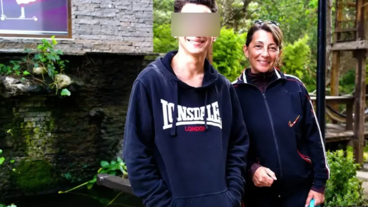 La abogada Graciela Martínez, en una foto junto a su hijo Carlos Ignacio, que admitió haberla matado y enterrado en un pozo en el fondo de su casa de Castelar.