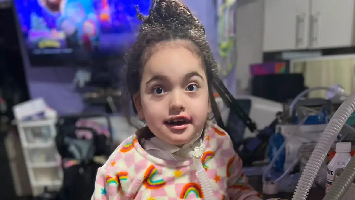Emma es una niña de Boulogne que necesita su tratamiento para la artrofia muscular espinal.