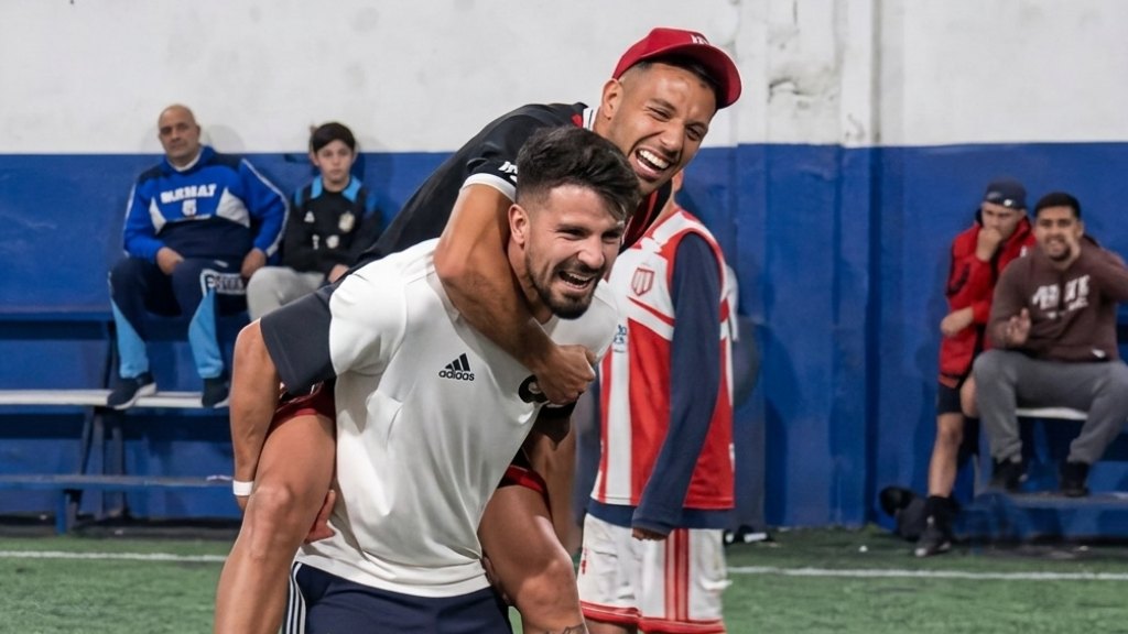 Facundo Medina y el Flaco López jugaron un picado con vecinos en Villa Caraza tras su regreso del Mundial.
