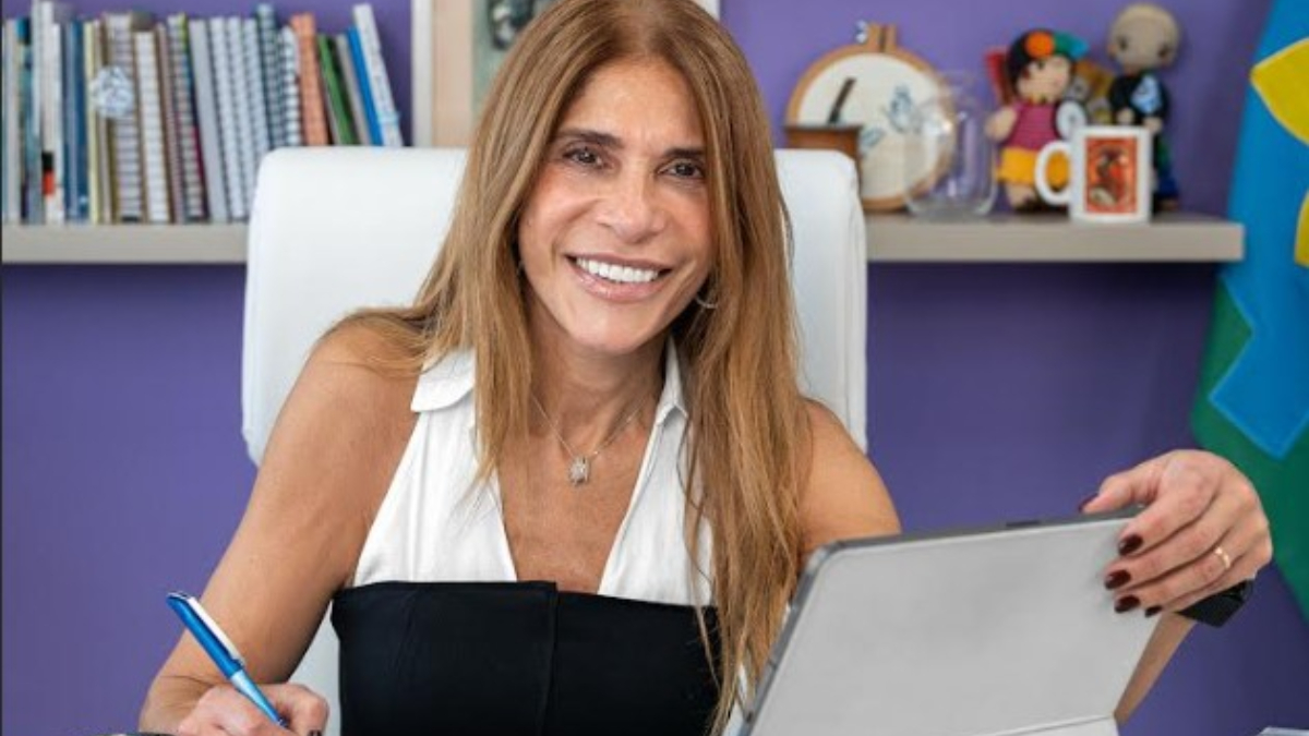 Magdalena Sierra asumió este viernes la intendencia de Avellaneda en reemplazo de Jorge Ferraresi y dejó un fuerte respaldo político al exjefe comunal.
