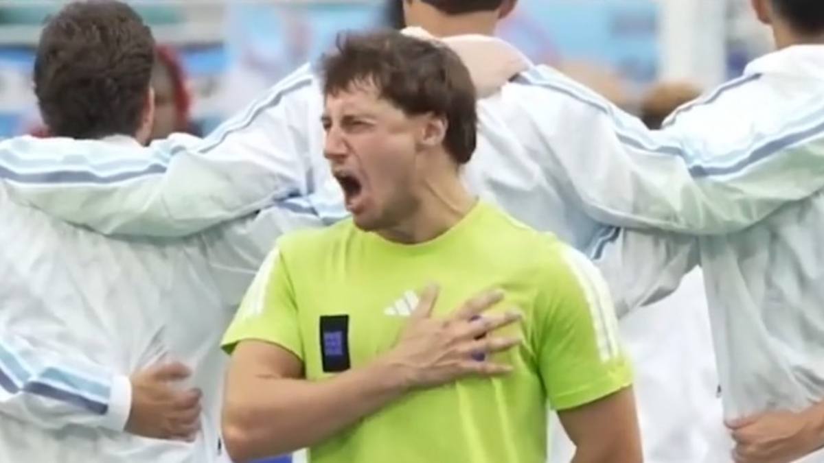 Lautaro Cuchietti, voluntario de la FIFA encargado de desplegar banderas en el campo durante el Mundial 2026, fue captado con los ojos cerrados entonando el himno nacional en el estadio de Miami y su imagen recorrió las redes sociales en horas.