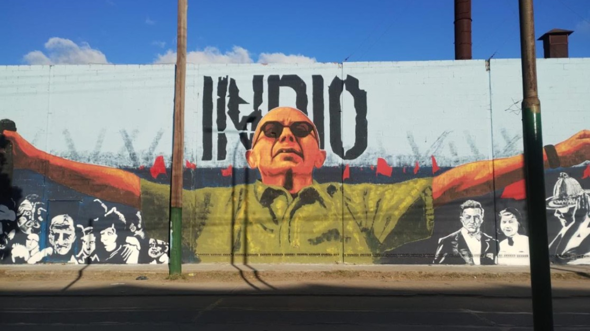 La imponente intervención en homenaje al Indio Solari en Almirante Brown se ubica en la intersección de 25 de Mayo y Quiroga, frente al Polideportivo de Ministro Rivadavia.