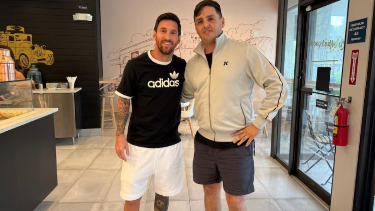 Agustín Alberti, dueño de La Mantequería en Miami, junto a Lionel Messi durante uno de las veces que el 10 pasó a comprar sus facturas.