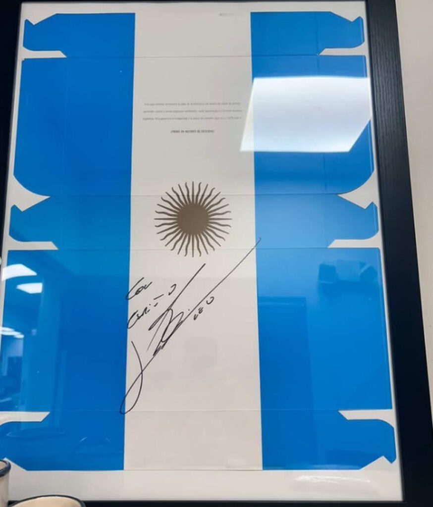 Agustín Alberti, dueño de La Mantequería en Miami, junto a Lionel Messi durante uno de las veces que el 10 pasó a comprar sus facturas.