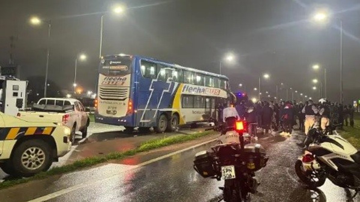 Un micro de hinchas de Tigre fue baleado tras el triunfo por 3-0 ante Nacional en Montevideo.