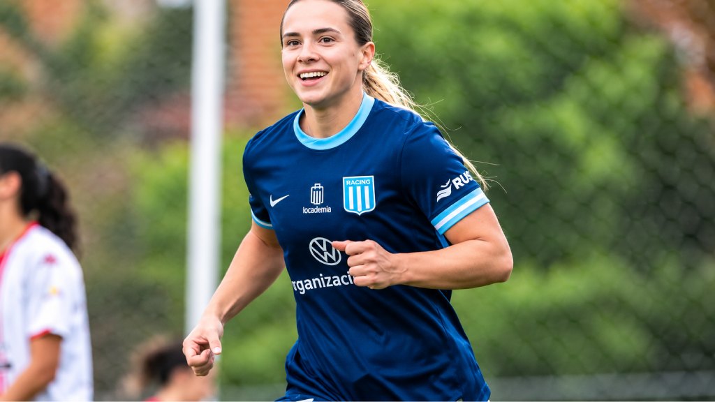 Agostina Holzheier vistiendo la camiseta de Racing Club de Avellaneda.