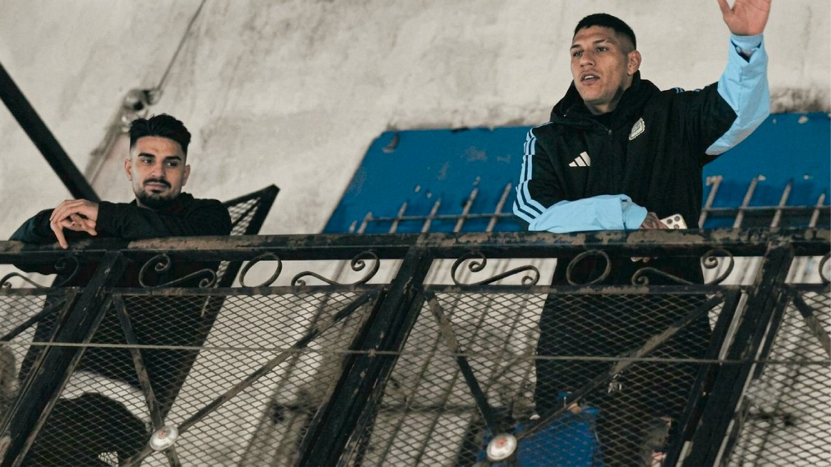Facundo Medina y el Flaco López saludaron a los vecinos de Villa Caraza. Foto: Red X