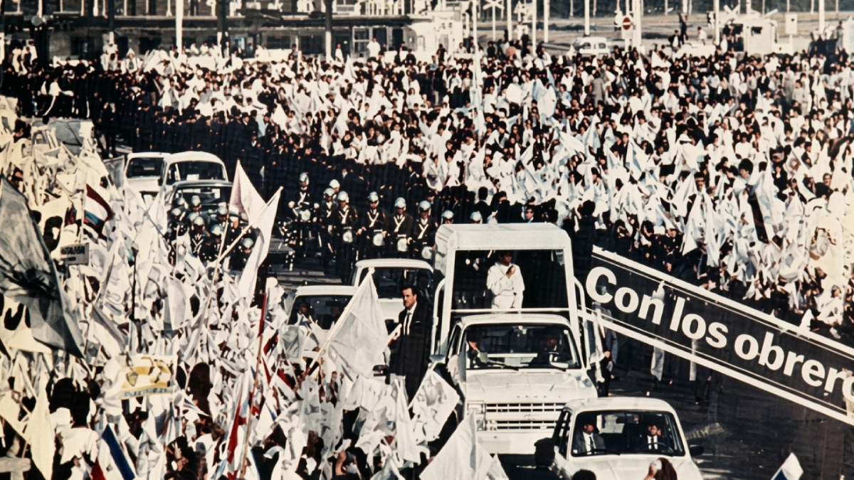 El papa Juan Pablo II, durante su visita al Mercado Central en 1987.
