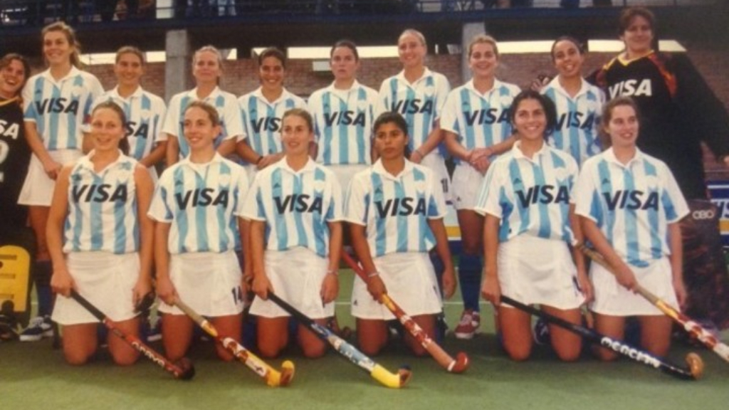María Belén Simmermacher, junto al equipo de Las Leoncitas, en 2001.
