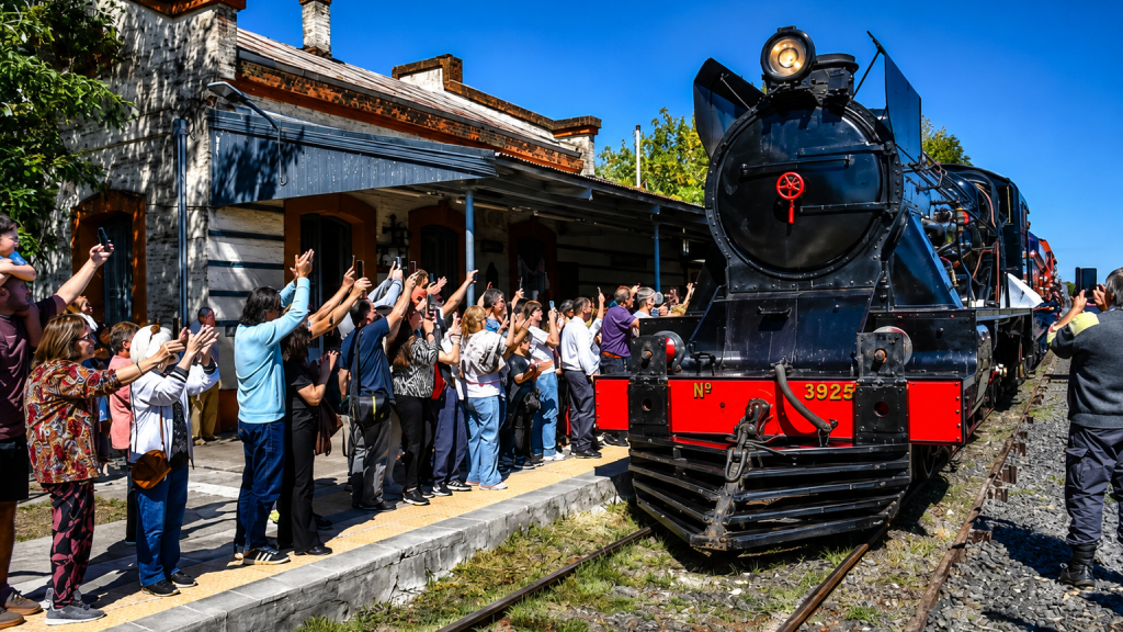 Una locomotora a vapor de 1927 restaurada por el Ferroclub Escalada circuló por las vías del Tren Roca.