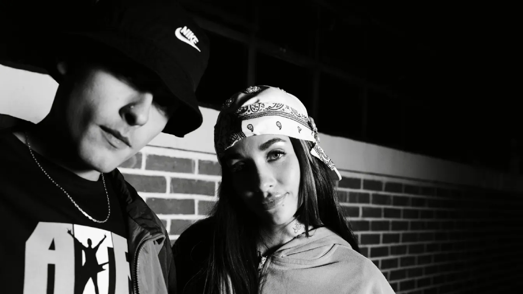 Trueno y María Becerra grabaron un videoclip en la UNLaM.