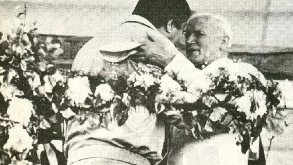 Saúl Ubaldini saluda al papa Juan Pablo II, durante su visita al Mercado Central en 1987.