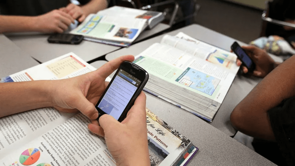 Reclaman que se implemente en la Provincia la restricción de uso de celulares en escuelas primarias que fue sancionada por ley