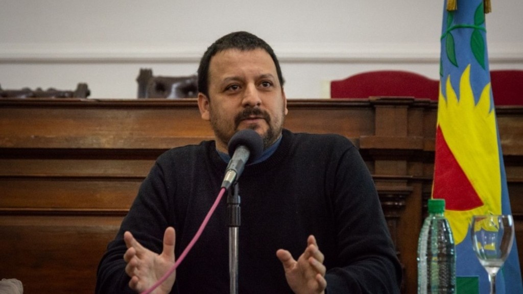 Santalla pidió que la norma entre en vigencia "cuanto antes".