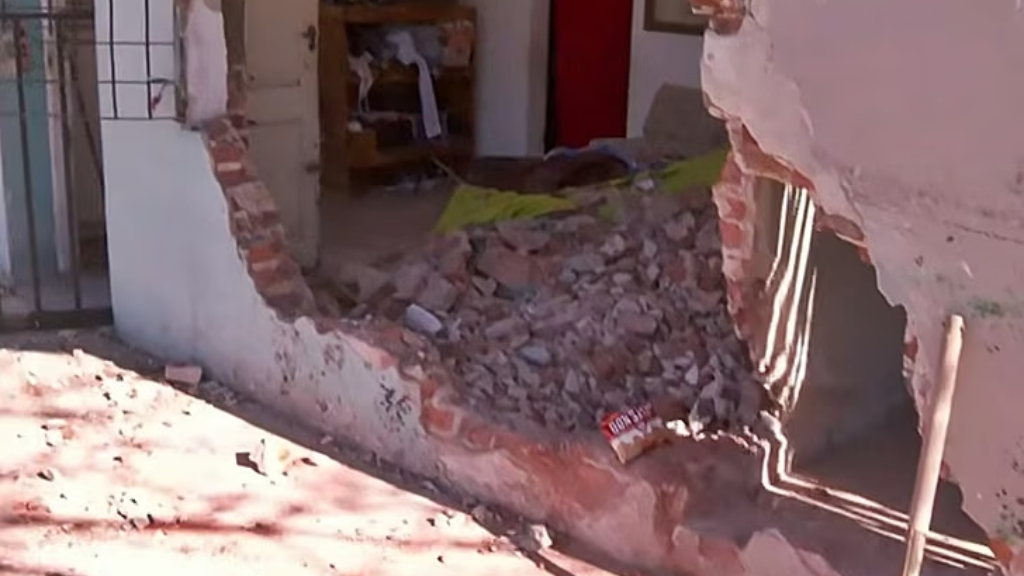 Los daños en la vivienda de Temperley tras el choque del colectivo.