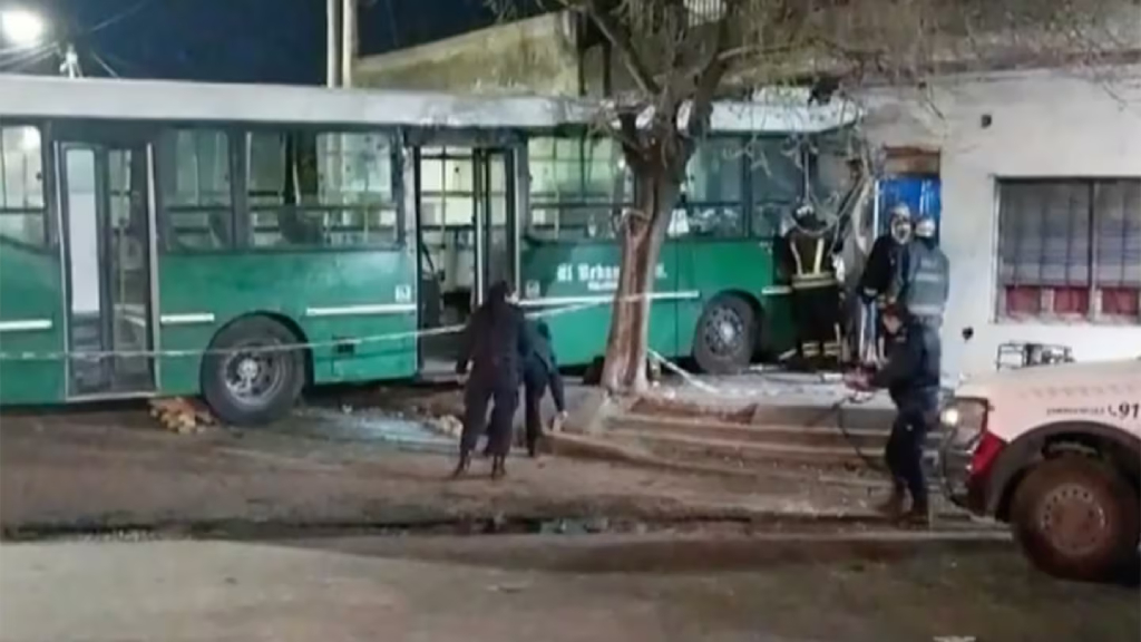 El chofer del colectivo murió luego del choque ante la casa en Temperley.