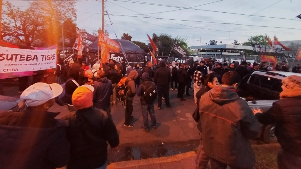 Los trabajadores de FATE se manifestaron para evitar el desalojo.