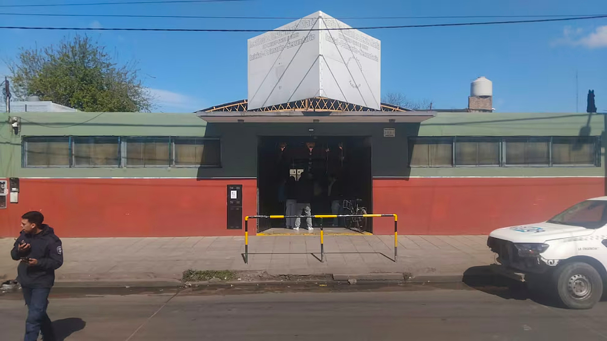 La fachada del colegio de La Matanza dónde se produjo el incidente con el revólver.