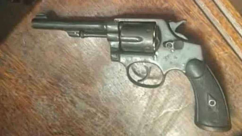El revólver que le incautó al alumno la policía.
