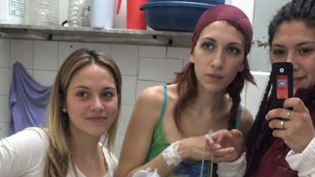 Vanesa Bella, durante su recuperación junto a sus amigas, quienes le brindaron su apoyo.