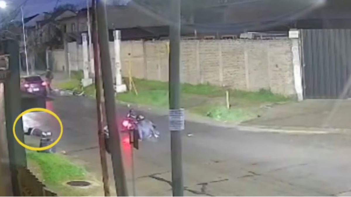 Un motociclista atropelló y mató a una mujer de 66 años en Villa Luzuriaga.