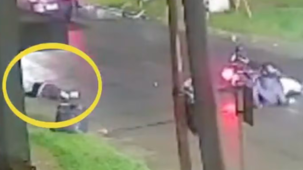 Un motociclista atropelló y mató a una mujer de 66 años en Villa Luzuriaga.