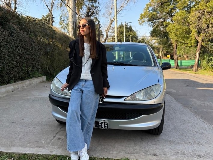 La joven maneja un Peugeot 206 modelo 2009.